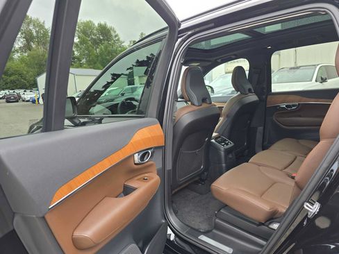 Certified 2023 Volvo XC90 T8 Plus AWD/4WD image 17