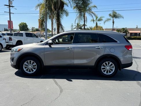 Used 2018 Kia Sorento LX image 7