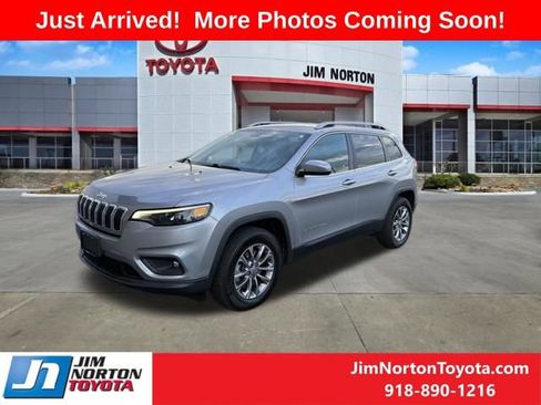 Used 2019 Jeep Cherokee Latitude Plus w/ Cold Weather Group AWD/4WD image 2