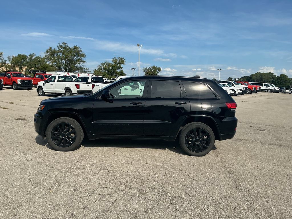Used 2022 Jeep Grand Cherokee Laredo X AWD/4WD image 2