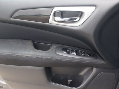 Used 2017 Nissan Pathfinder SV FWD image 18