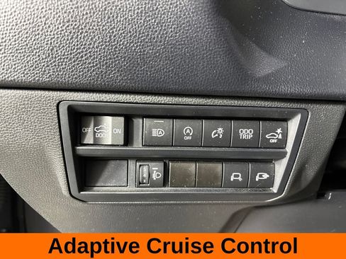 Used 2022 Toyota Tundra SR5 w/ SR5 Convenience Package AWD/4WD image 11