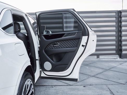 Used 2022 Bentley Bentayga image 23