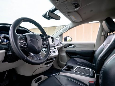 Used 2023 Chrysler Pacifica Touring-L FWD image 5
