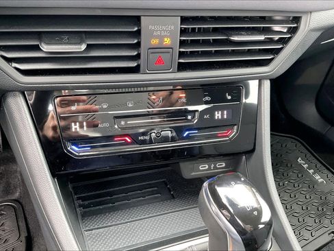 Used 2025 Volkswagen Jetta SE image 32