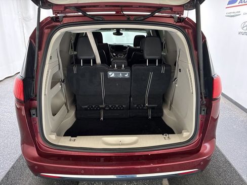 Used 2017 Chrysler Pacifica Touring-L w/ Tire & Wheel Group FWD image 6