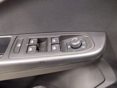 Certified 2025 Volkswagen Taos S AWD/4WD image 18