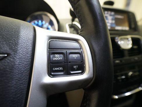 Used 2014 Chrysler Town & Country Touring w/ Driver Convenience Group FWD image 20