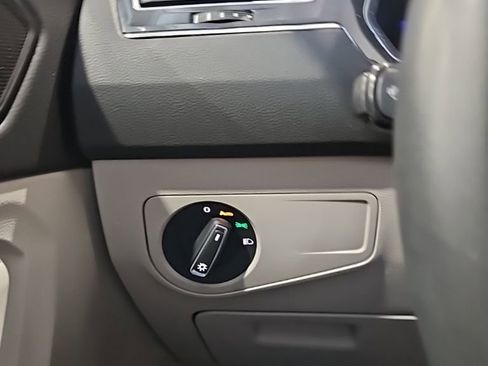 Used 2024 Volkswagen Tiguan SE w/ Panoramic Sunroof Package image 36