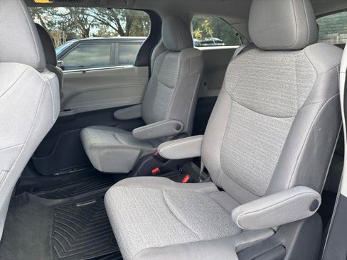 Used 2021 Toyota Sienna LE image 11