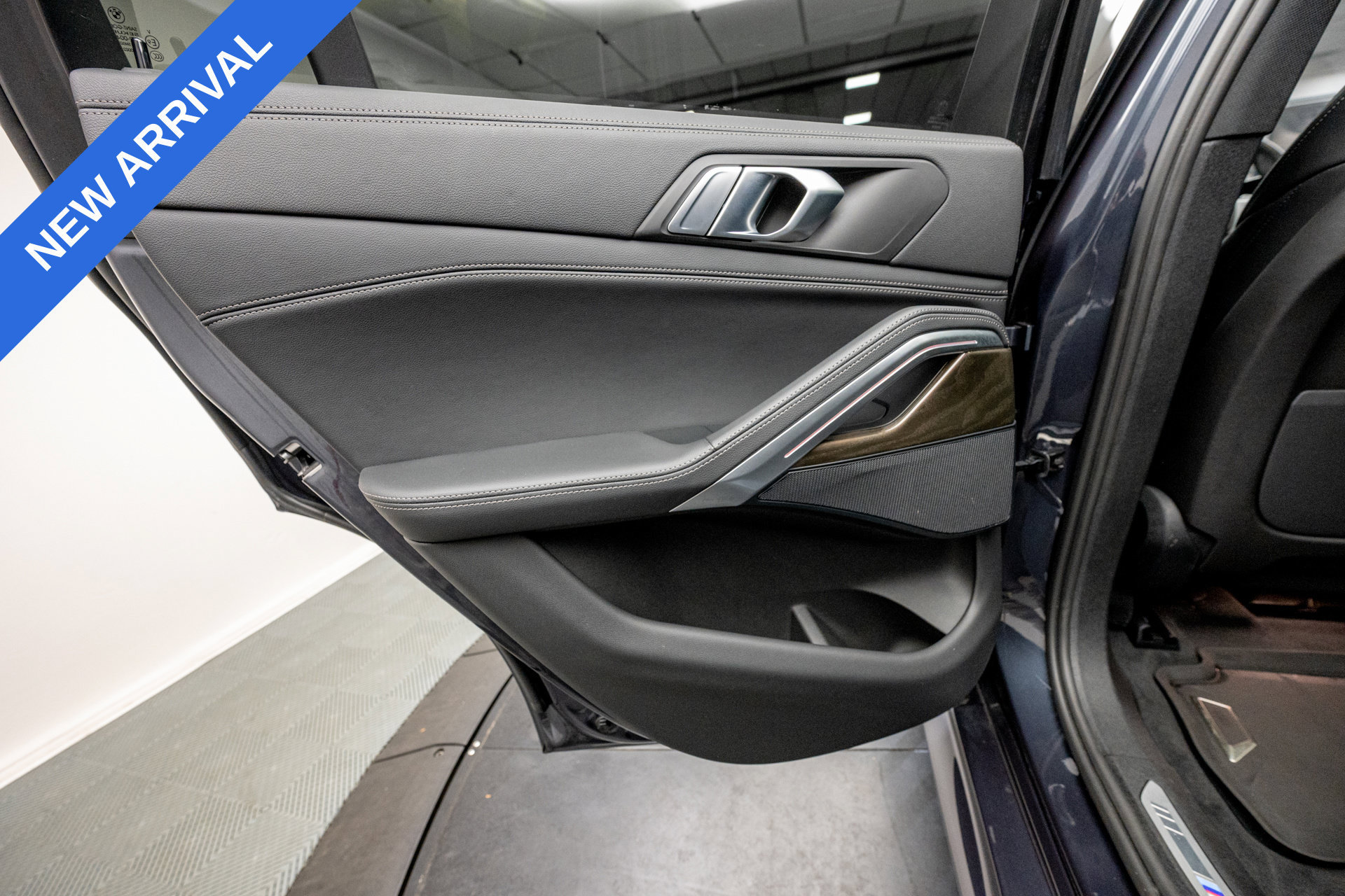 Used 2022 BMW X6 xDrive40i w/ M Sport Package AWD/4WD image 30