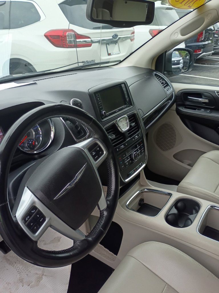 Used 2013 Chrysler Town & Country Touring-L w/ Premium Group FWD image 10