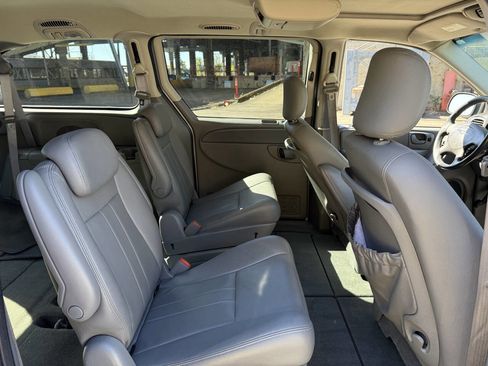 Used 2006 Chrysler Town & Country Touring image 77