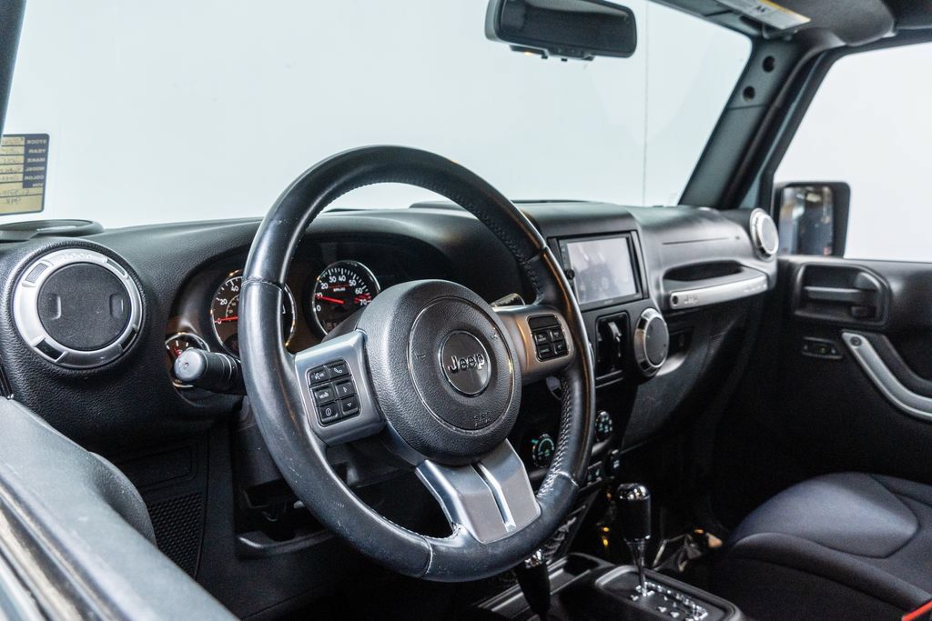 Used 2015 Jeep Wrangler Unlimited Rubicon AWD/4WD image 4