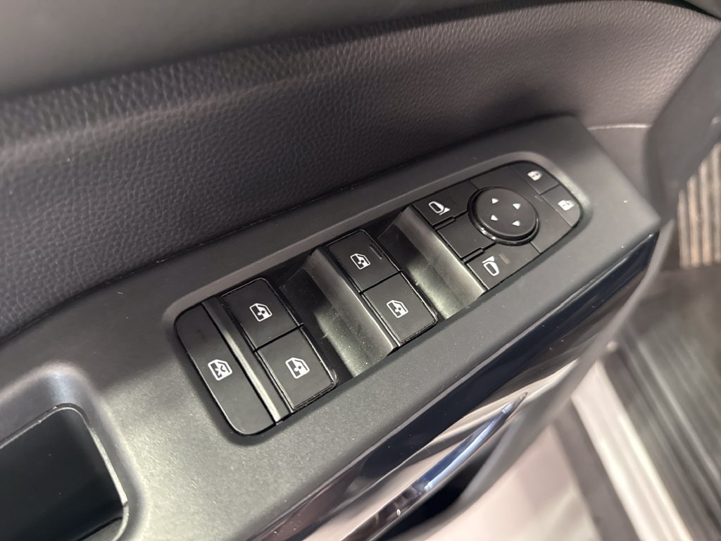 Used 2025 Nissan Pathfinder SV AWD/4WD image 29