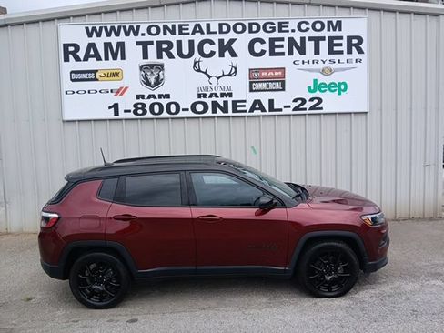 Used 2022 Jeep Compass Latitude FWD image 2