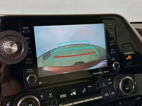 Used 2022 Toyota Highlander XLE FWD image 10