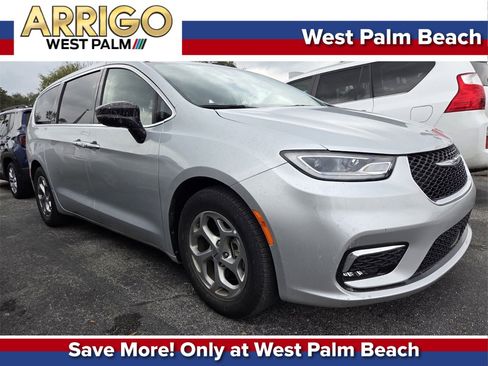 Used 2024 Chrysler Pacifica Limited image 1