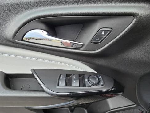 Used 2024 Chevrolet Trax LT FWD image 17