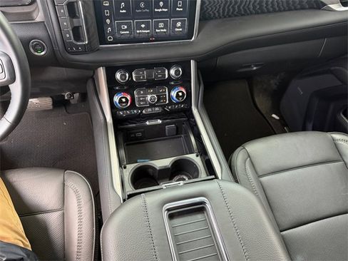 Used 2024 GMC Yukon XL Denali image 9