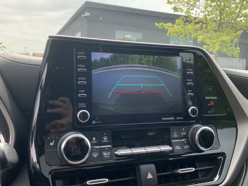 Used 2022 Toyota Highlander XLE image 23