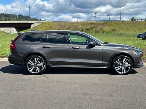 Used 2025 Volvo V60 B5 Cross Country Plus AWD/4WD image 2