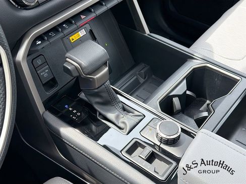 Used 2024 Toyota Tundra Limited AWD/4WD image 21