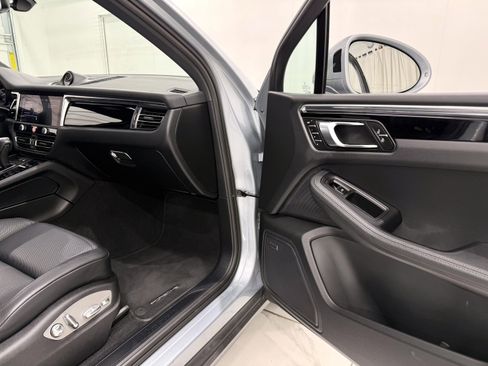 Certified 2025 Porsche Macan image 22
