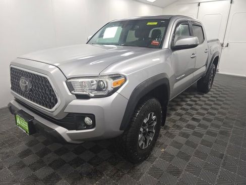 Used 2018 Toyota Tacoma TRD Off-Road w/ Technology Package AWD/4WD image 3