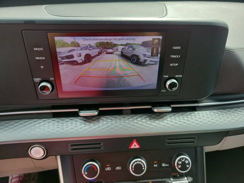 Used 2022 Kia Carnival LX FWD image 22