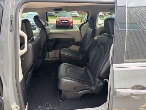 Used 2023 Chrysler Pacifica Touring-L FWD image 11