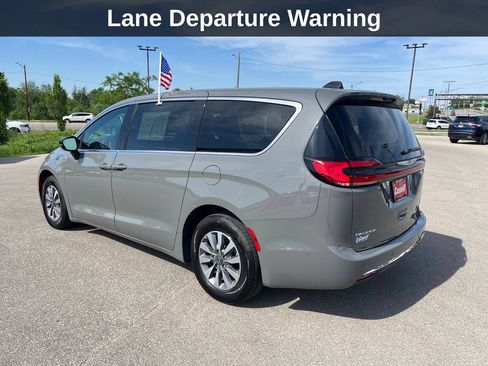 Used 2025 Chrysler Pacifica Select FWD image 3