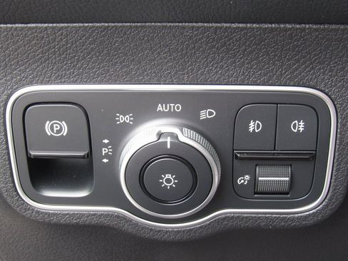 New 2025 Mercedes-Benz GLB 250 4MATIC image 36