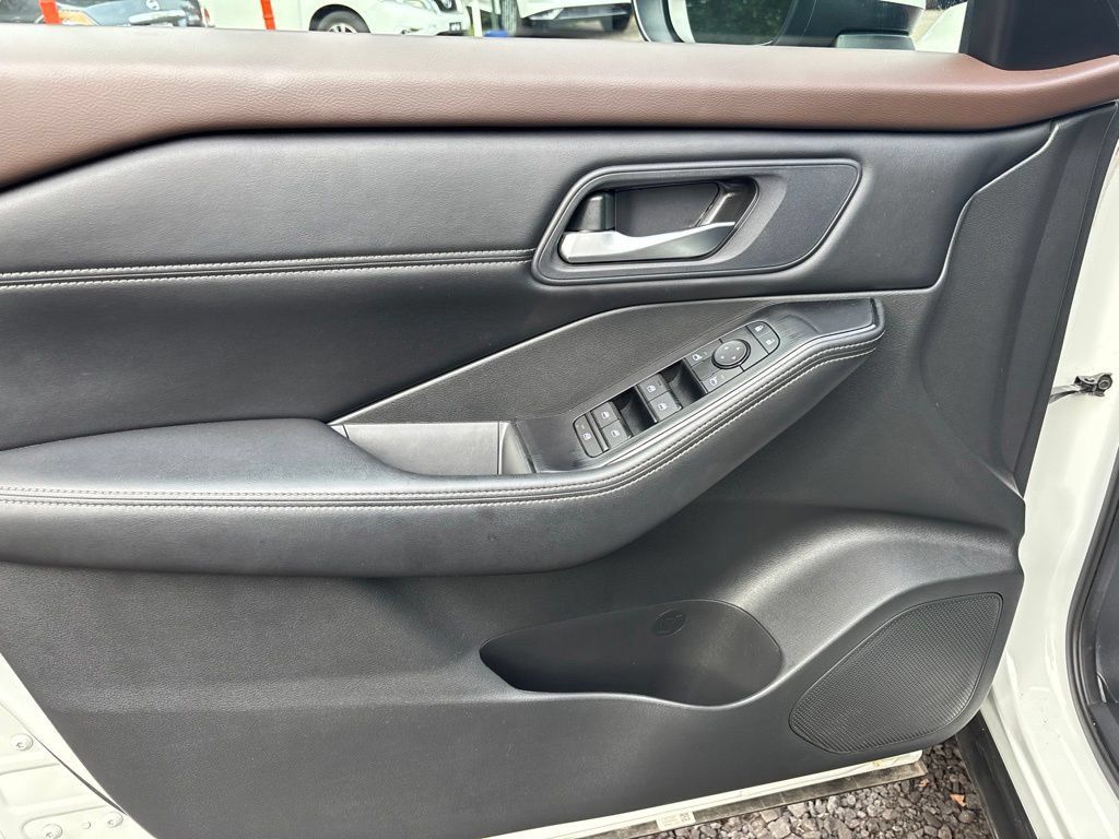 Certified 2023 Nissan Rogue SV w/ SV Premium B Package AWD/4WD image 17