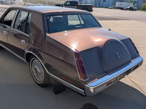 Used 1987 Lincoln Continental Signature RWD image 8