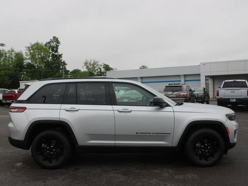 Used 2024 Jeep Grand Cherokee Altitude AWD/4WD image 11