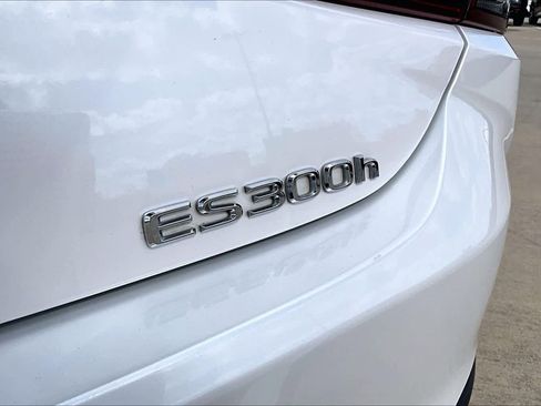 Used 2024 Lexus ES 300h w/ Premium Package image 10