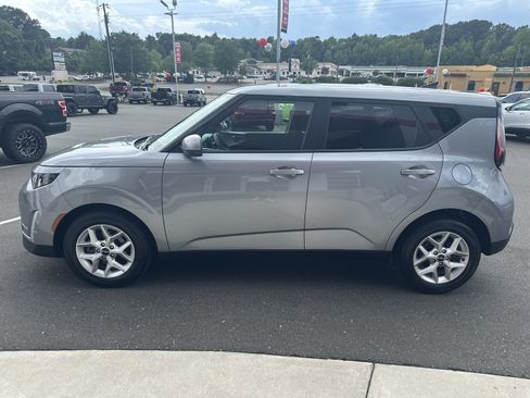 Used 2024 Kia Soul LX w/ Option Group 015 FWD image 5