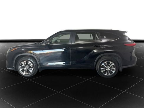 Used 2023 Toyota Highlander XSE image 2