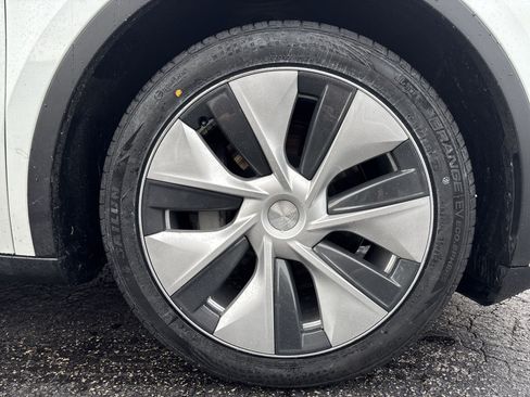 Used 2024 Tesla Model Y Long Range RWD image 17