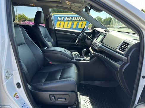 Used 2019 Toyota Highlander Limited w/ Carpet Mat Package (TMS) AWD/4WD image 22