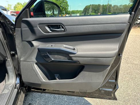 New 2026 Nissan Pathfinder SV w/ SV Premium Package FWD image 12