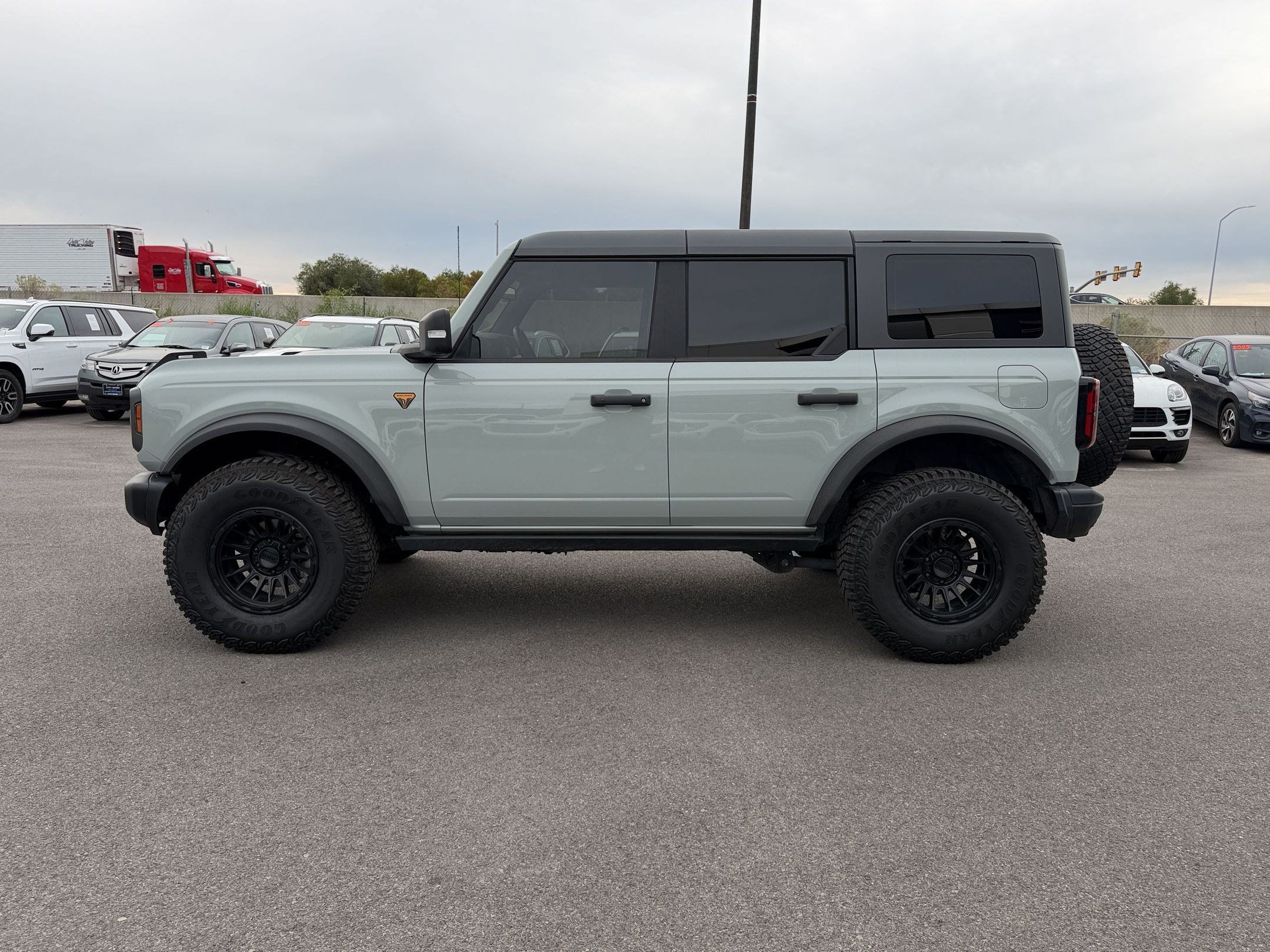 Used 2023 Ford Bronco Badlands w/ Sasquatch Package AWD/4WD image 2