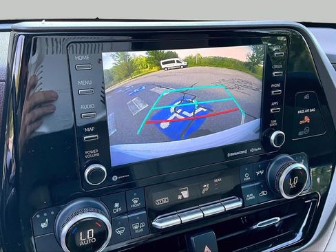 Used 2022 Toyota Highlander XLE AWD/4WD image 28