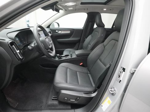 Used 2025 Volvo XC40 B5 Core image 7