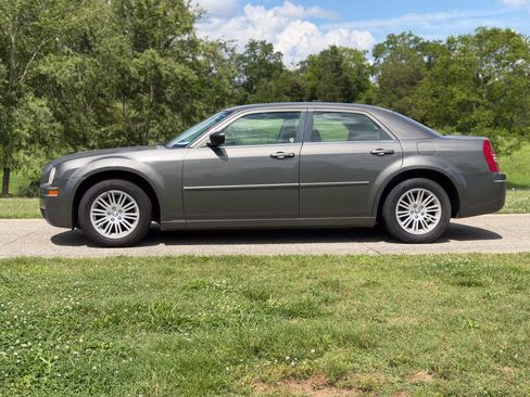 Used 2009 Chrysler 300 Touring RWD image 14