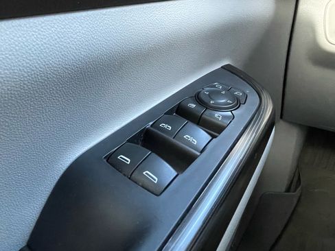 Used 2021 GMC Acadia SLT w/ Premium Package image 16