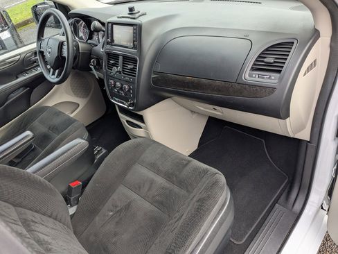 Used 2019 Dodge Grand Caravan SE image 29