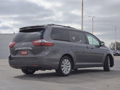 Used 2015 Toyota Sienna Limited Premium image 26