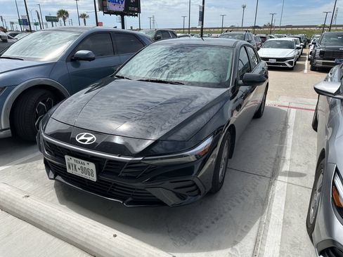 Used 2025 Hyundai Elantra SE FWD image 2